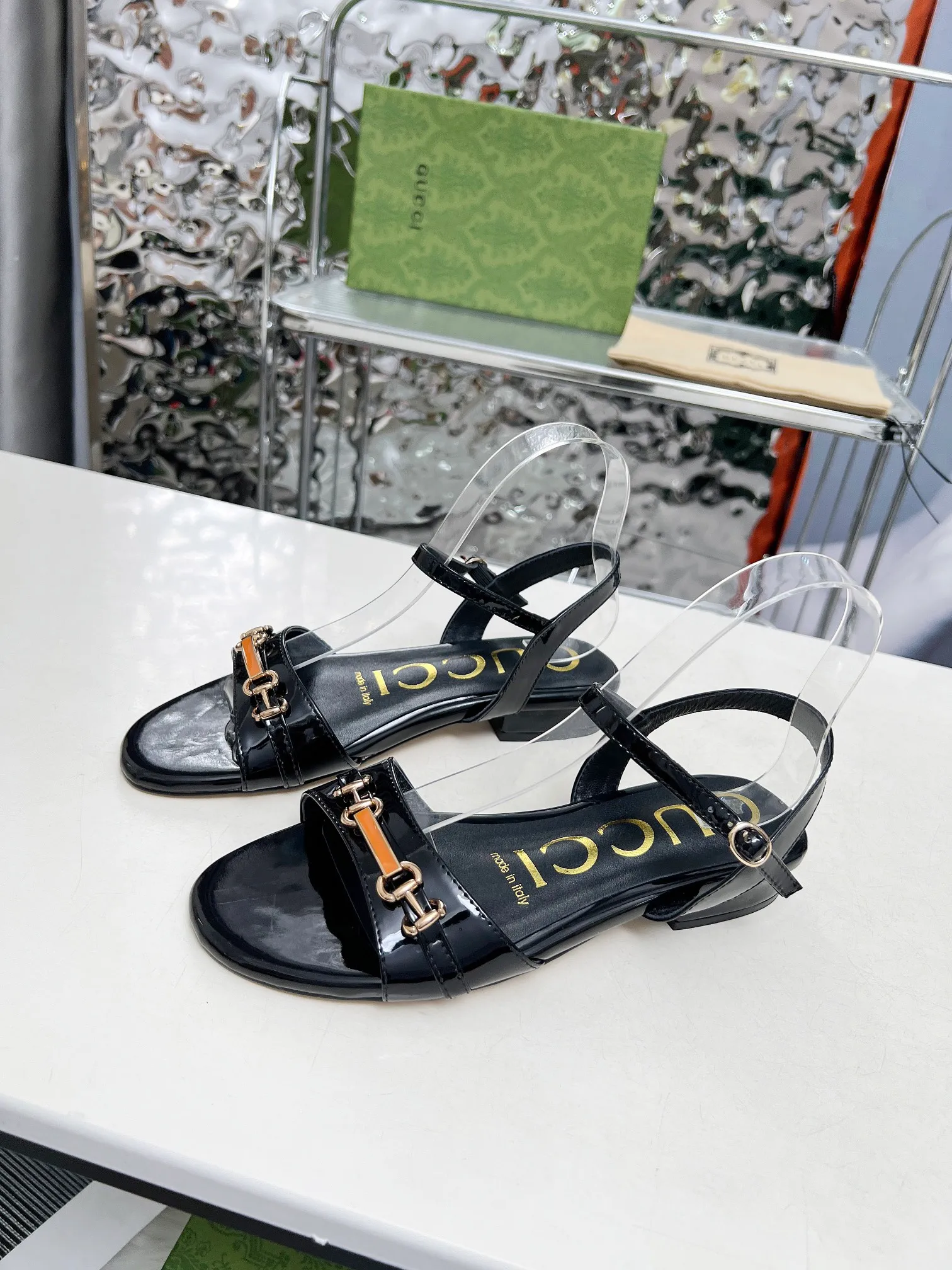 👟👟Ex-factory price 380👟👟 🔥🔥🔥Gucci 2005 new horsebit sandals! High heels are versatile and slimming, and use the original 1:1 hardware! The fabric is made of first-layer cow patent leather! The standard size of the stepping sheep inside is 35/40 (41 can be customized and will not be returned) Color: black, white, meat optional Heel height 3 cm